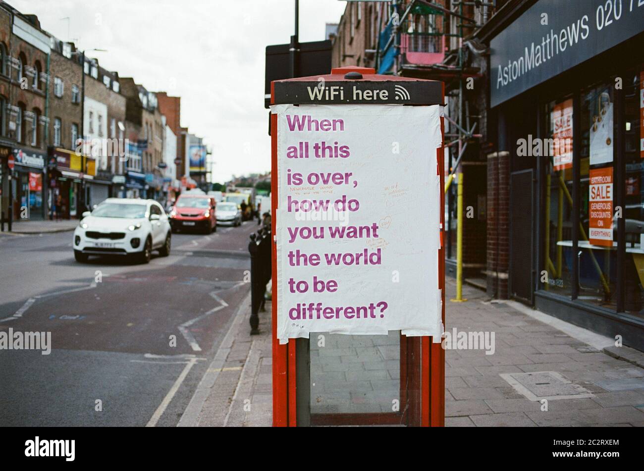 Mensaje en una caja telefónica en Essex Road, Islington, Londres del Norte, Reino Unido, durante el cierre del coronavirus, a principios de junio de 2020 Foto de stock
