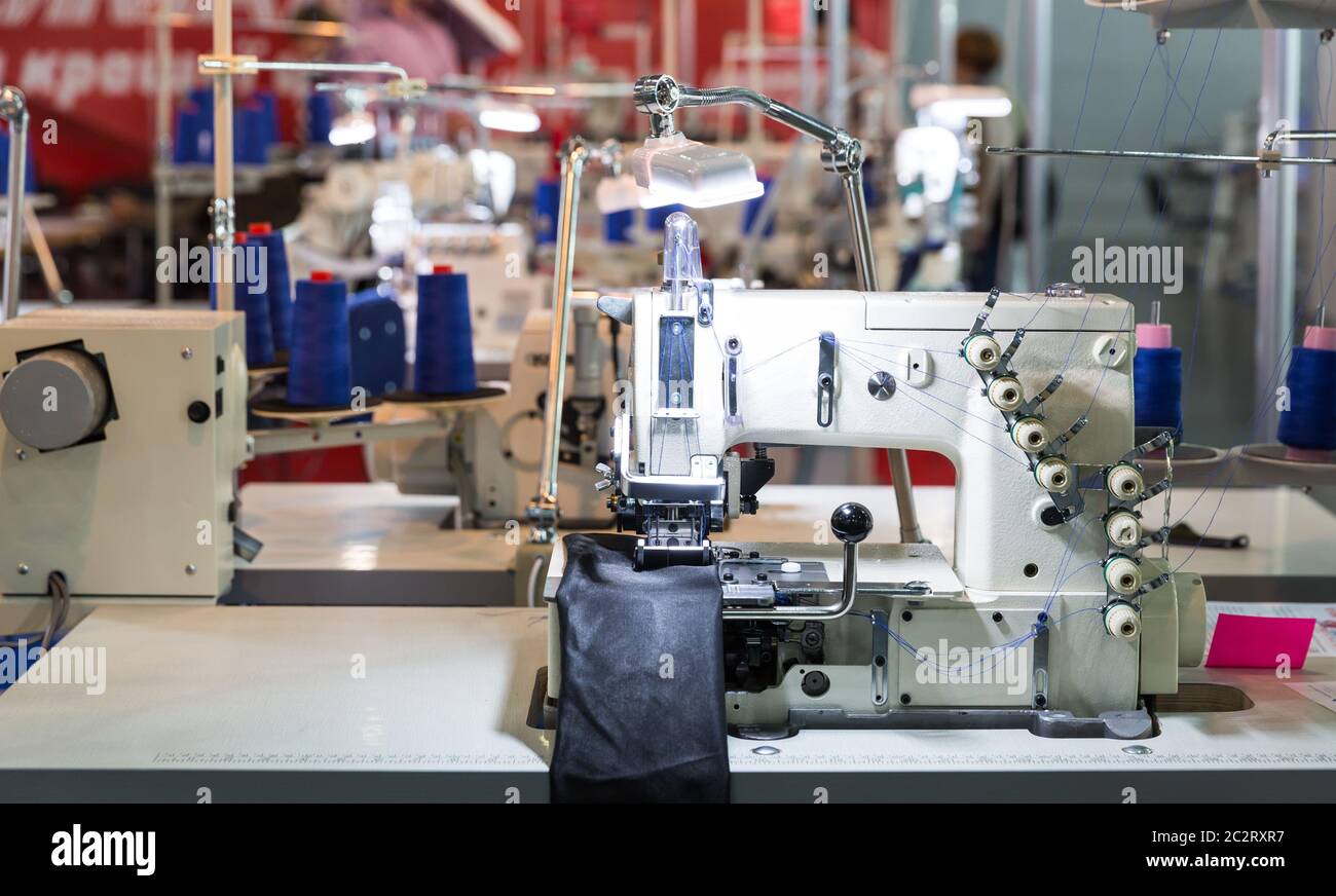 Máquinas de coser industriales fotografías e imágenes de alta resolución -  Alamy