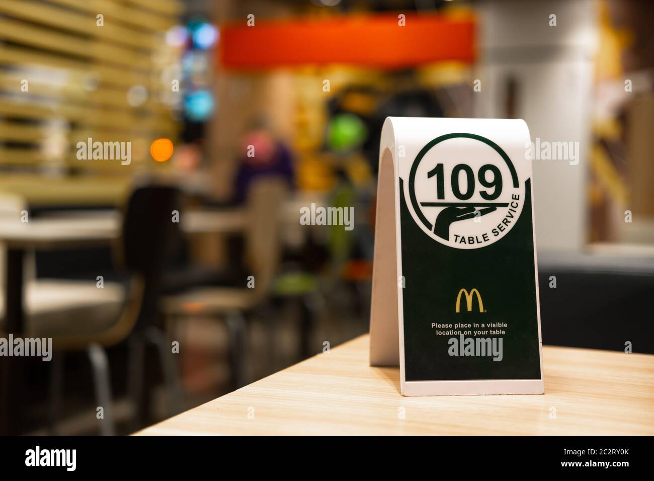Servicio de números en la mesa en el restaurante McDonalds. Concepto de  comida rápida y basura. Finlandia, Vantaa, 28feb2020 Fotografía de stock -  Alamy