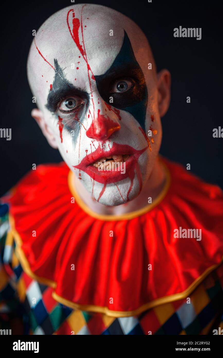 Retrato de mad sangriento payaso, enfrentan en la sangre. Hombre con maquillaje  en Halloween Costume, crazy maniac Fotografía de stock - Alamy