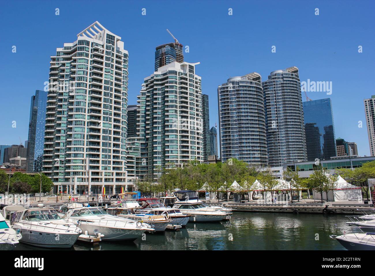 Paisaje urbano de Toronto con edificios altos y el puerto deportivo en el Lago Ontario, Ontario, Canadá Foto de stock