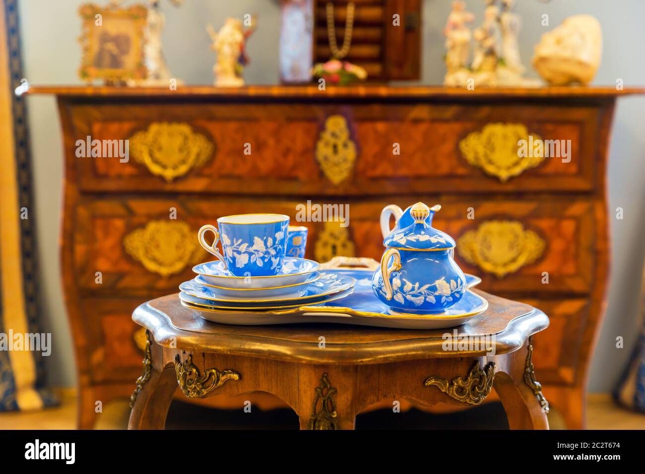 Conjunto de vajilla antigua sobre la mesa de madera en museo, Europa, a  nadie. Arquitectura y estilo europeo antiguo Fotografía de stock - Alamy