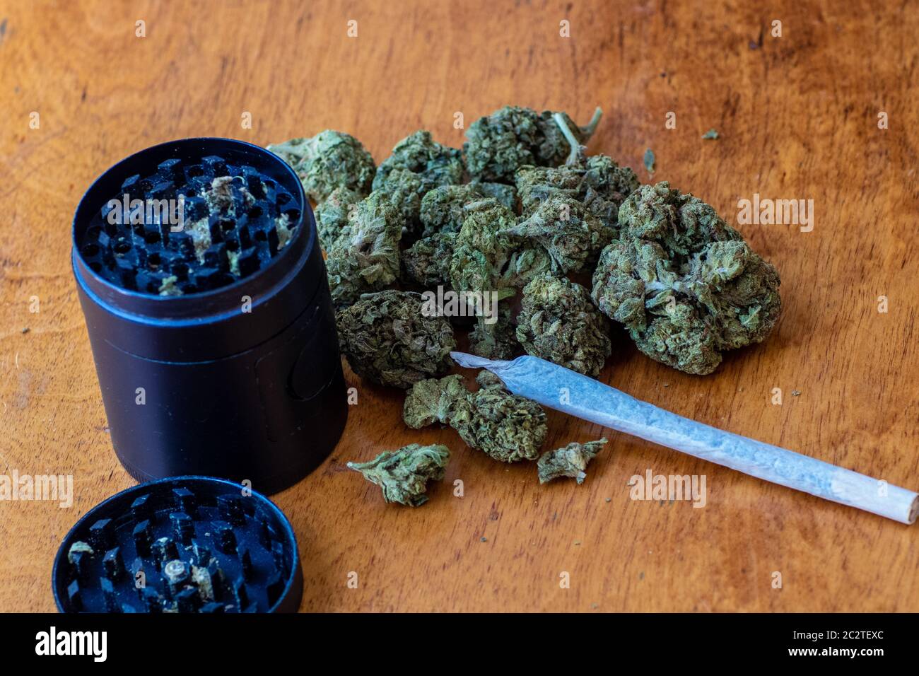 marihuana brote flor de cannabis cierre con molinillo y articulación de cannabis Foto de stock