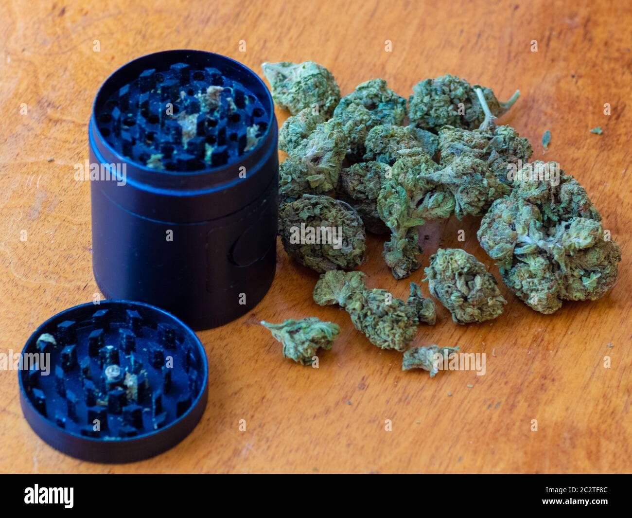 marihuana brote flor de cannabis cierre con molinillo Foto de stock
