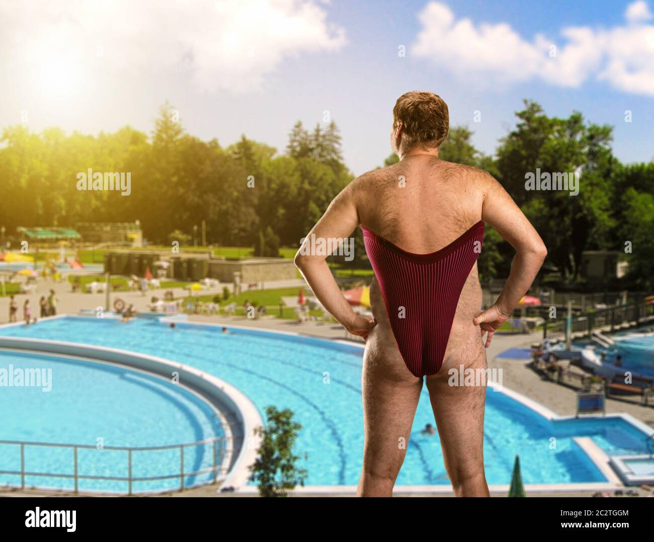 Hombre adulto en de baño de mujer está cerca la piscina Fotografía - Alamy