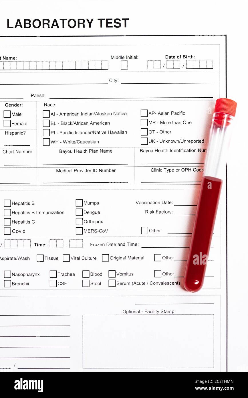 Formulario de laboratorio para rellenar con los resultados de análisis de  sangre y tubo rojo con sangre Fotografía de stock - Alamy