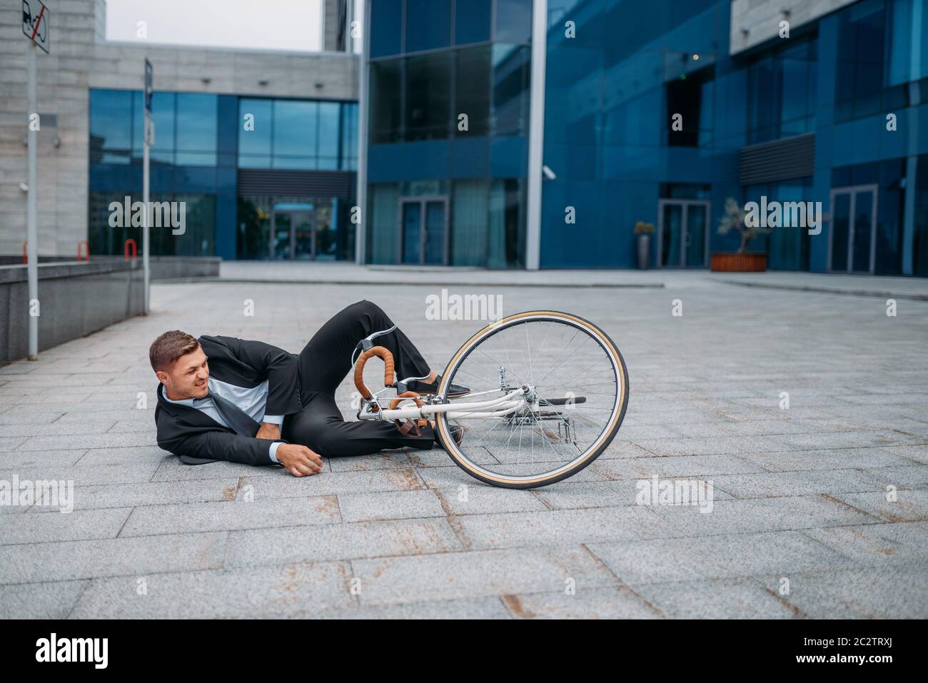 Jovem Caindo De Bicicleta Ao Fundo Foto de Stock - Imagem de emocional,  caucasiano: 161385594