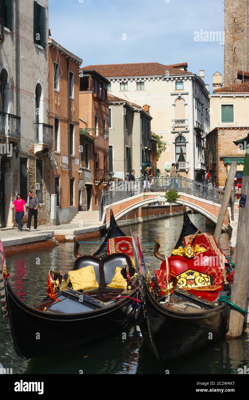 Dos góndolas amarradas en un pequeño canal en la zona de Dorsoduro en Venecia Italia Foto de stock