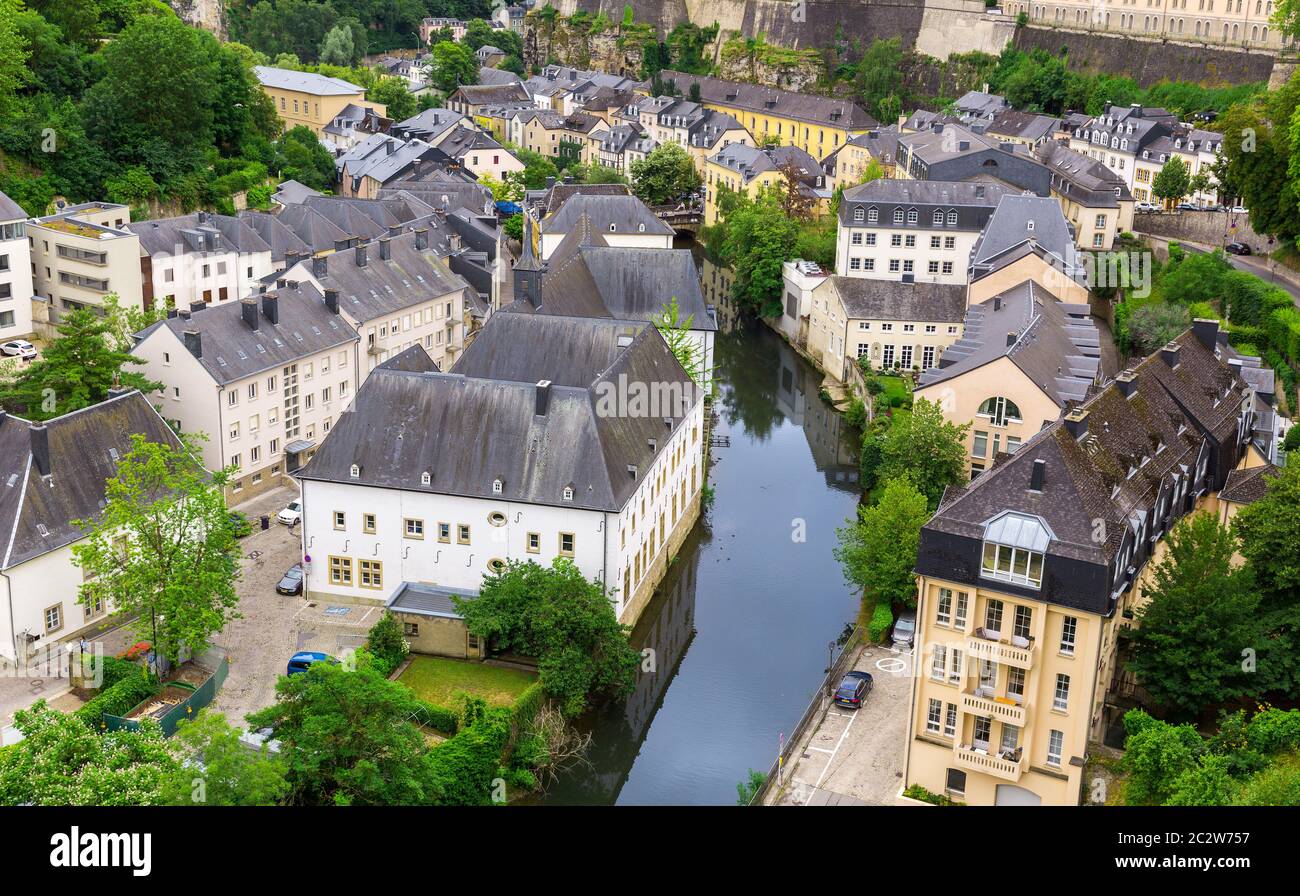 Paisaje urbano de Luxemburgo, antigua iglesia sobre el río. Arquitectura europea antigua, edificios de piedra medieval, benelux país Foto de stock