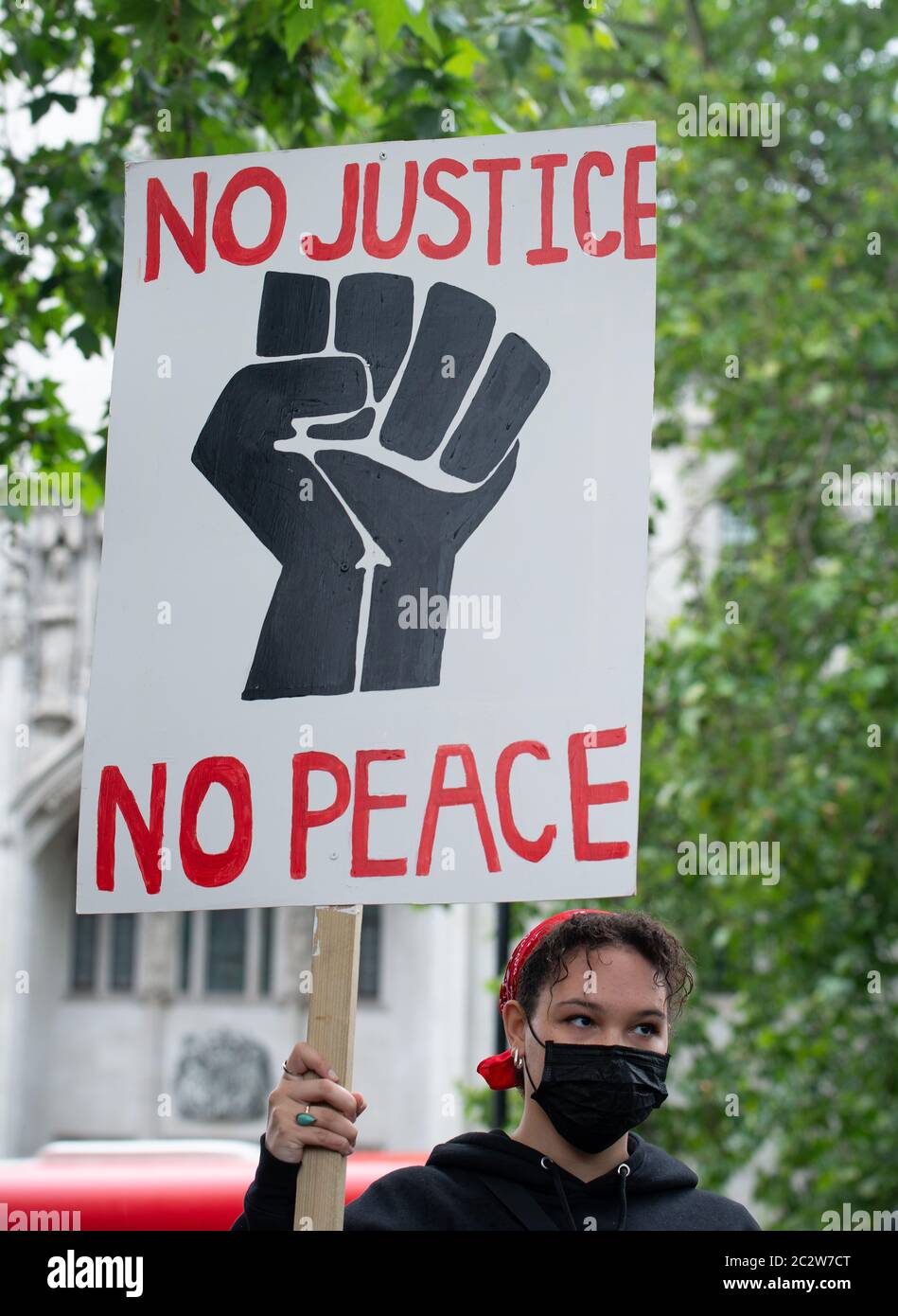 Activista contra el racismo con signo, en la manifestación Black Lives Matter, en protesta por la muerte de George Floyd, un afroamericano, por parte de la policía estadounidense. Foto de stock