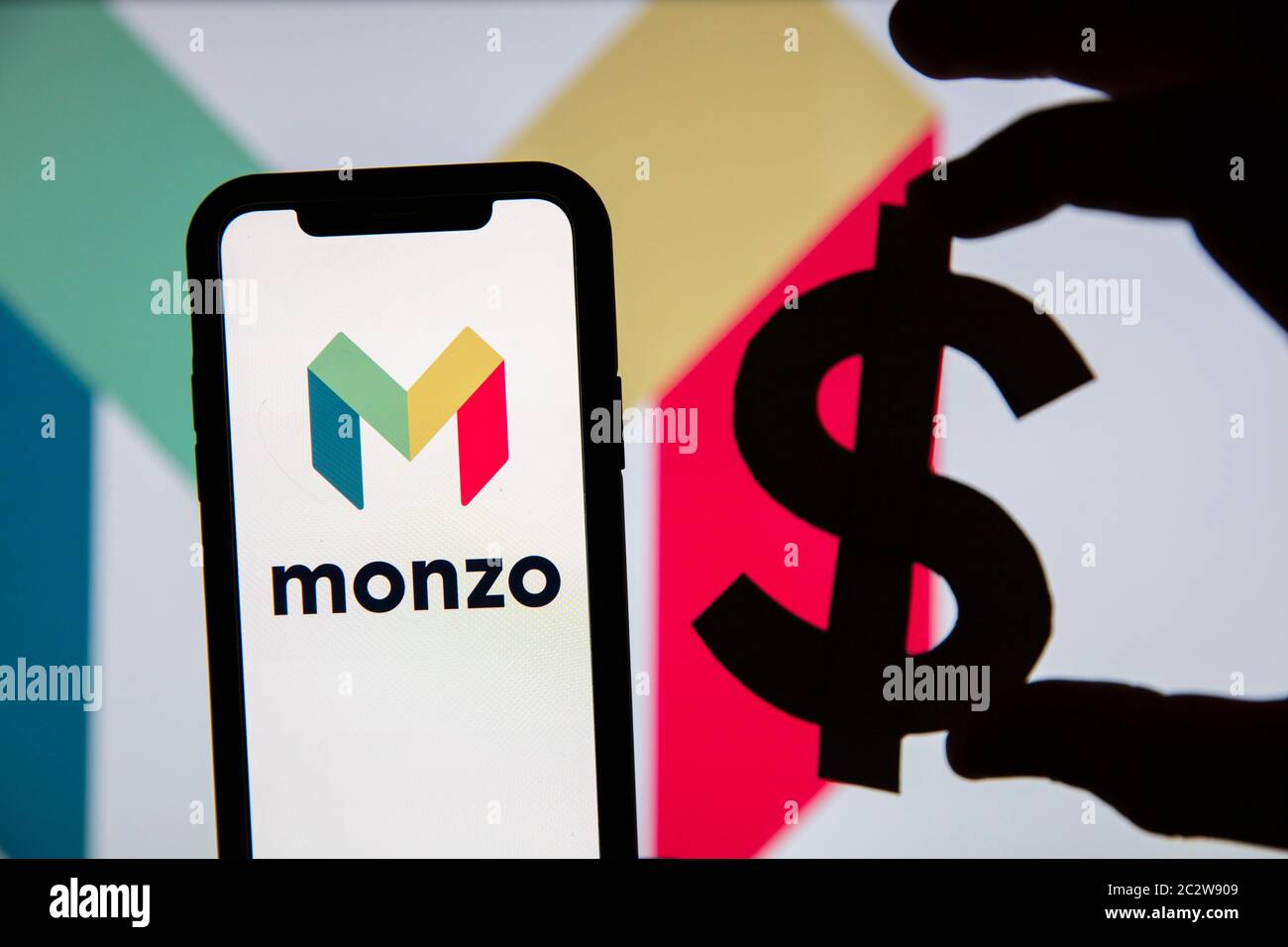 LONDRES, Reino Unido - Junio 2020: Monzo online banking logo con símbolo de moneda Foto de stock