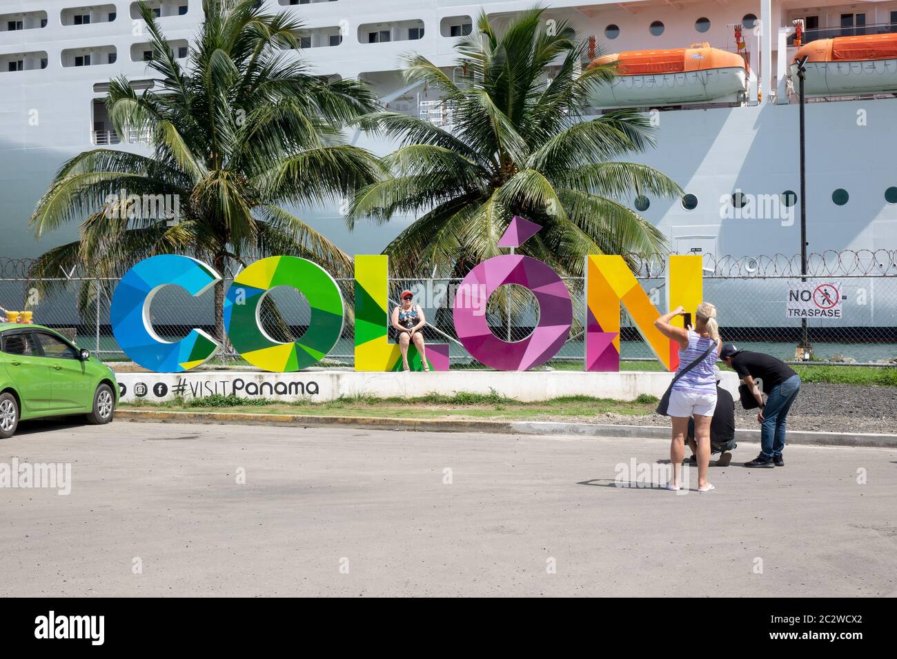 La gente posan y fotografian en el signo 3D Colon Panamá en la Terminal de Cruceros de Panamá Foto de stock