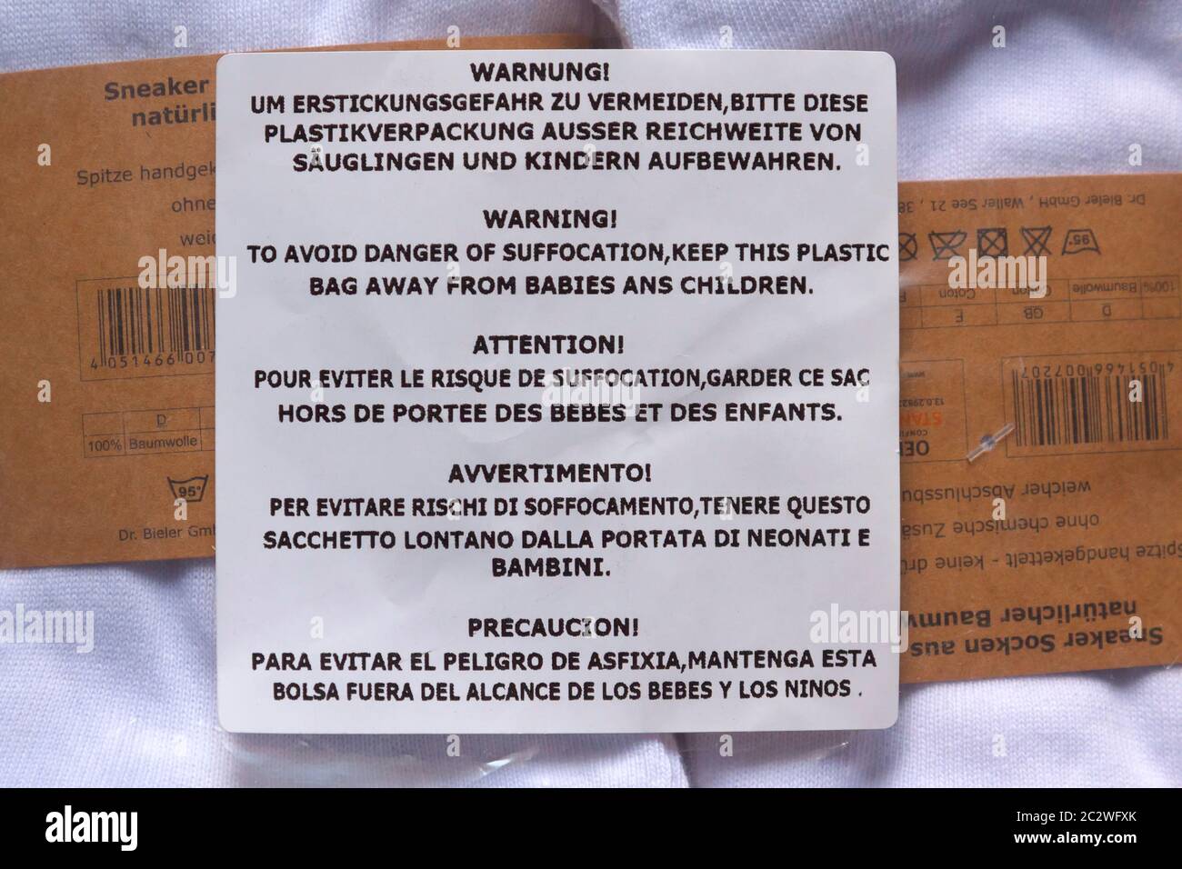 Pegatina con la advertencia, para evitar el peligro de asfixia, mantenga  esta bolsa de plástico lejos de bebés y niños Fotografía de stock - Alamy