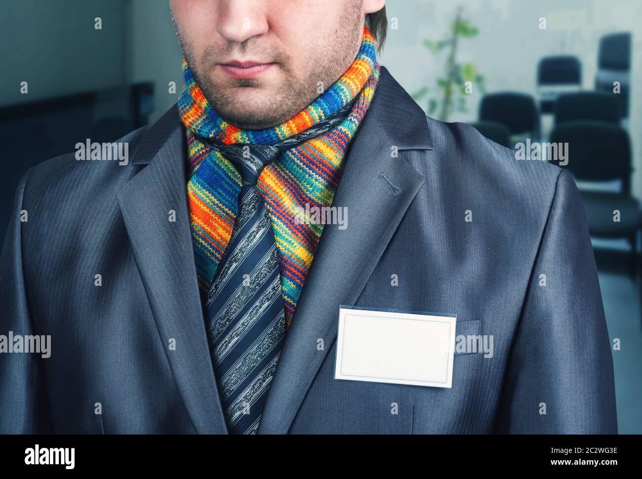 Hombre de negocios en traje moderno con una bufanda de colores en el cuello  Fotografía de stock - Alamy