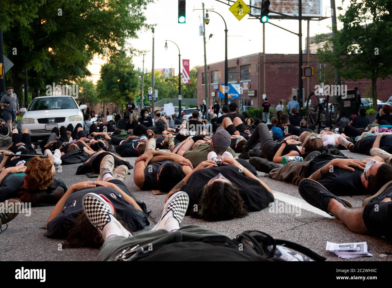 Atlanta, EE.UU. 17 de junio de 2020. Los manifestantes se sentaron en la calle fuera de la sede de la policía en Atlanta, EE.UU., en respuesta a los recientes asesinatos de negros por parte de la policía. Crédito: Micah Casella/Alamy Live News. Foto de stock
