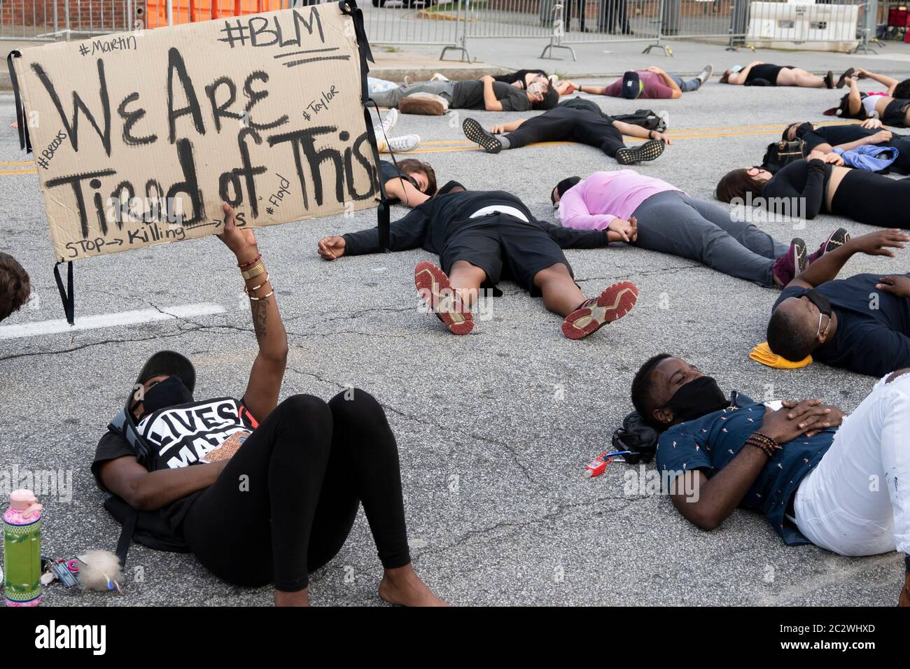 Atlanta, EE.UU. 17 de junio de 2020. El manifestante tiene un cartel fuera de la sede de la policía en Atlanta, EE.UU., que dice: "Estamos cansados de esto", refiriéndose a las injusticias contra los negros por parte de la policía. Crédito: Micah Casella/Alamy Live News. Foto de stock