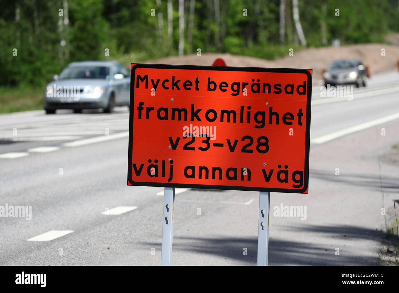 Motala, Suecia 20200618 mucho tráfico el día antes de la noche de verano. Colas de coches en la construcción de carreteras en la carretera nacional 34. Señal de accesibilidad muy limitada. Foto Jeppe Gustafsson Foto de stock
