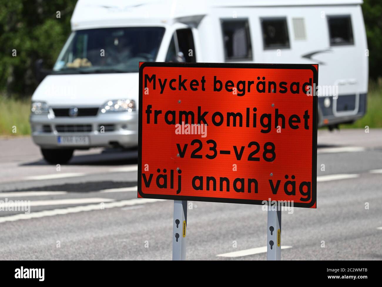 Motala, Suecia 20200618 mucho tráfico el día antes de la noche de verano. Colas de coches en la construcción de carreteras en la carretera nacional 34. Señal de accesibilidad muy limitada. Foto Jeppe Gustafsson Foto de stock