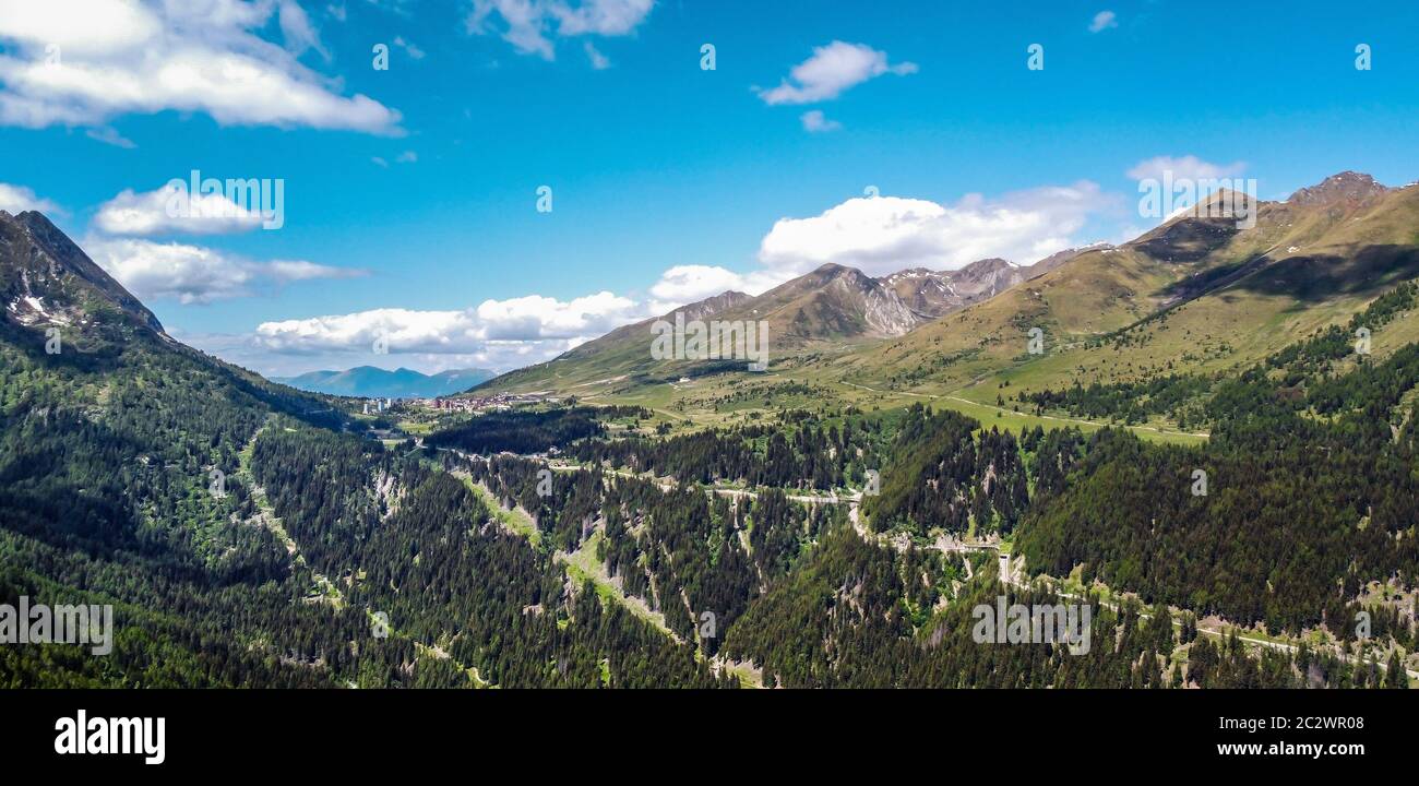 Vista aérea montañas de Valle di Sole, Vermiglio en Trentino Alto Adige, norte de Italia, Europa - Provincia de Trento Foto de stock