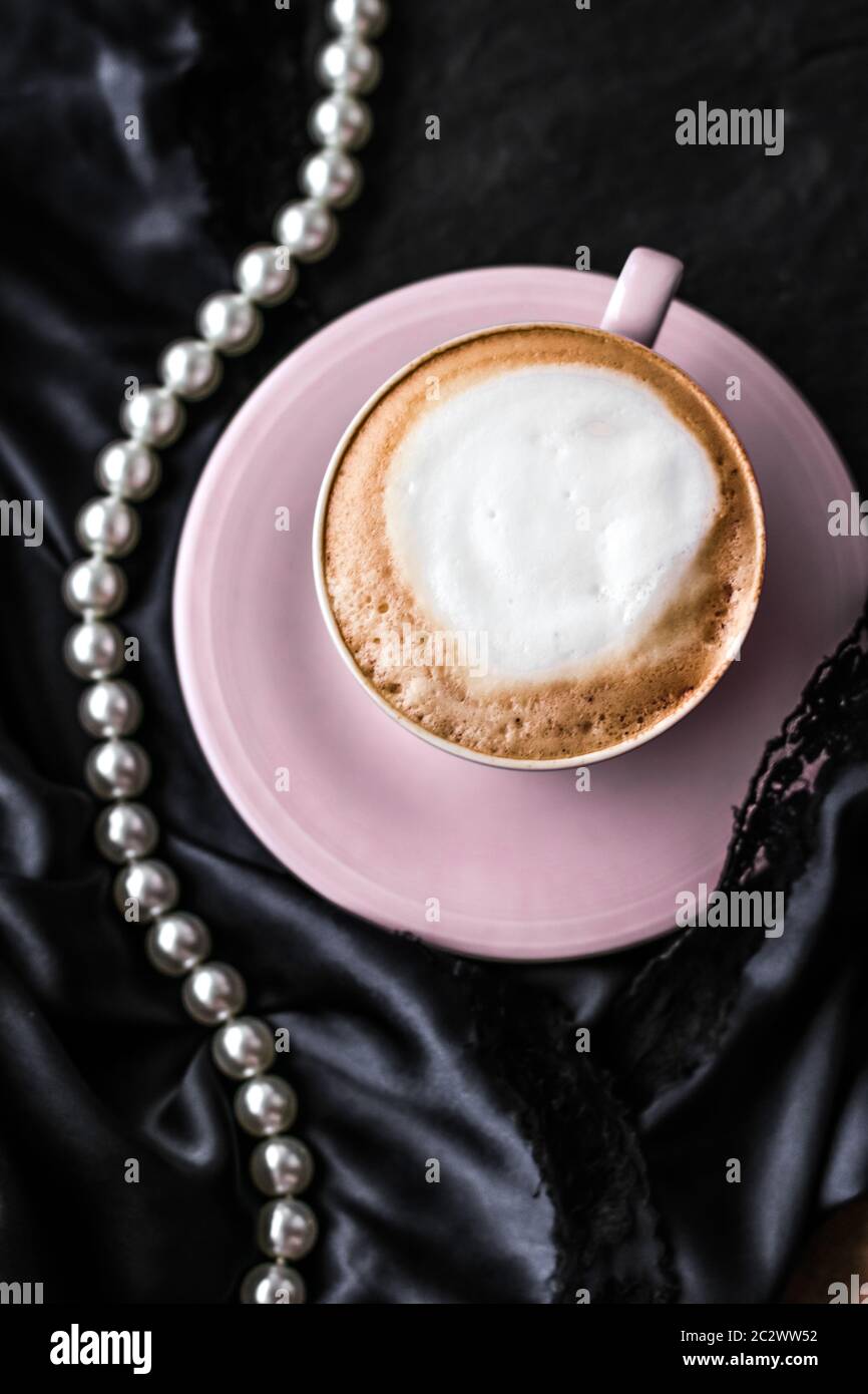 Taza de capuchino para el desayuno con fondo de joyería de satén y perlas,  café orgánico con leche sin lactosa en el CA parisino Fotografía de stock -  Alamy