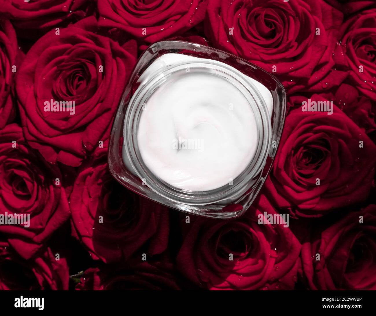 Crema facial piel hidratante y rosas rojas flores, productos cosméticos de lujo para el cuidado de la piel sobre fondo floral como Marca de belleza vacaciones Fotografía de stock - Alamy Crema facial piel hidratante y rosas rojas flores, productos cosméticos de lujo para el cuidado de la piel sobre fondo floral como Marca de belleza vacaciones Fotografía de stock - Alamy