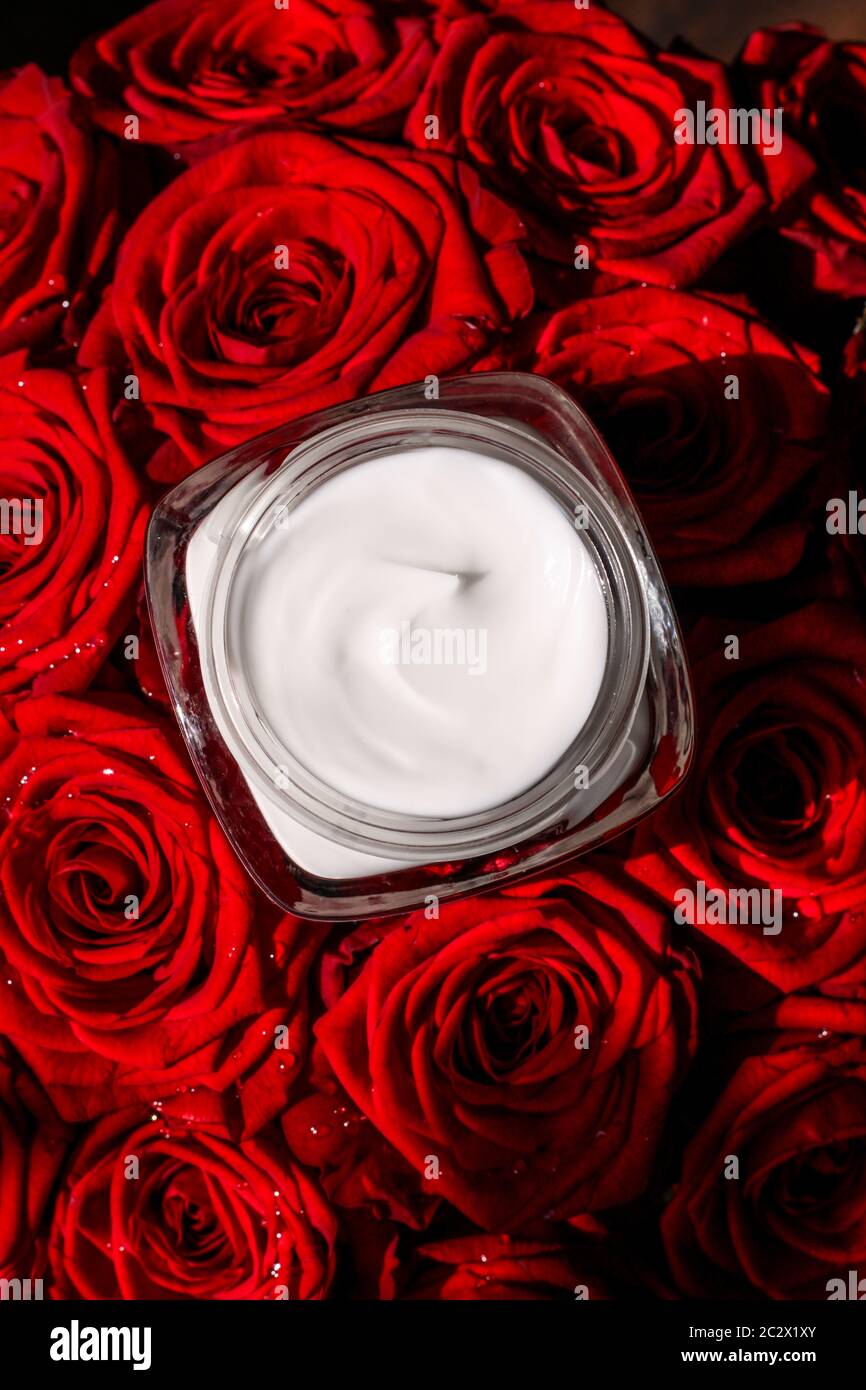 Crema facial hidratante belleza para la piel sensible y rosas rojas flores,  cosméticos de cuidado de la piel de lujo limpio sobre fondo floral  Fotografía de stock - Alamy