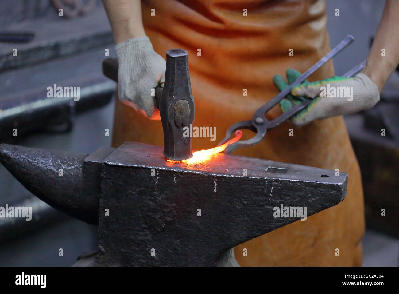 El proceso de fabricación de un producto artesanal en una forja Fotografía  de stock - Alamy