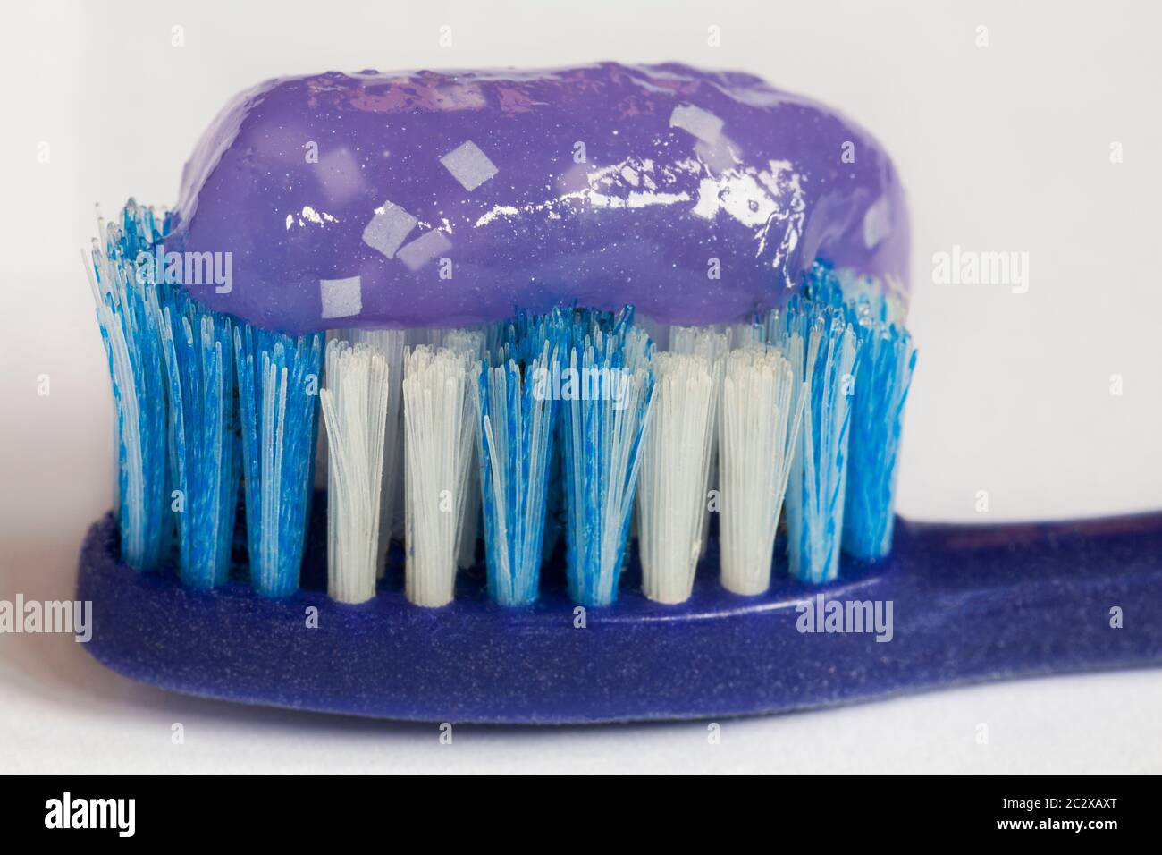 Pasta de dientes morada fotografías e imágenes de alta resolución - Alamy