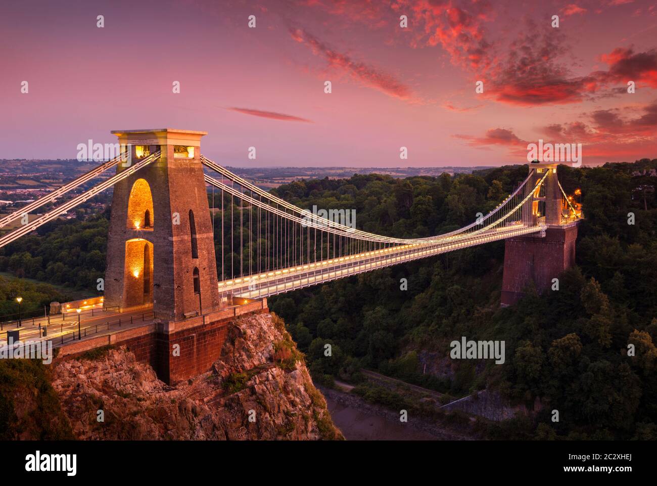 Puente colgante de Bristol un puente colgante en el puente colgante de Clifton iluminado en la puesta de sol de noche clifton Downs, Avon Gorge Bristol Inglaterra Reino Unido GB Europa Foto de stock