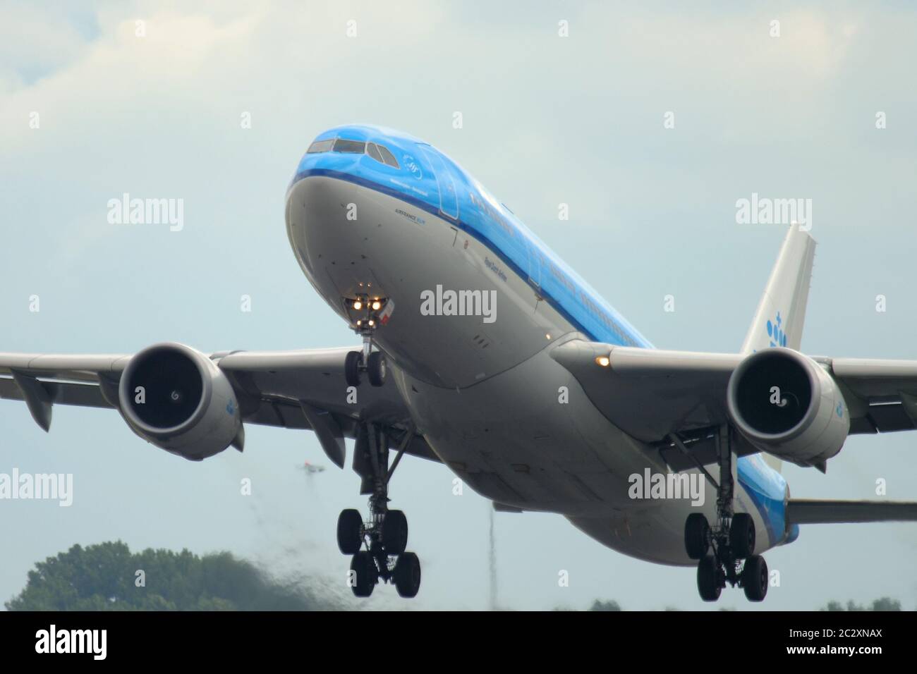 El avión vuela por encima Foto de stock