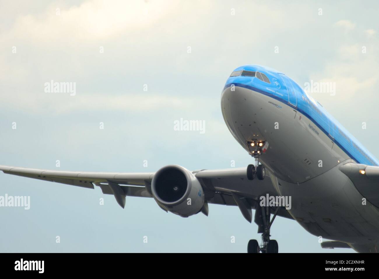 Avión en el cielo por encima Foto de stock