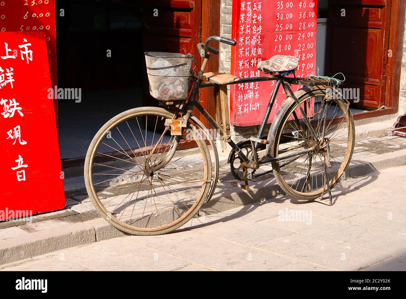Imagen de una antigua bicicleta oxidada frente a una tienda, en la antigua  ciudad de Zhou Cun, provincia de Shandong, China. Orientación horizontal  Fotografía de stock - Alamy