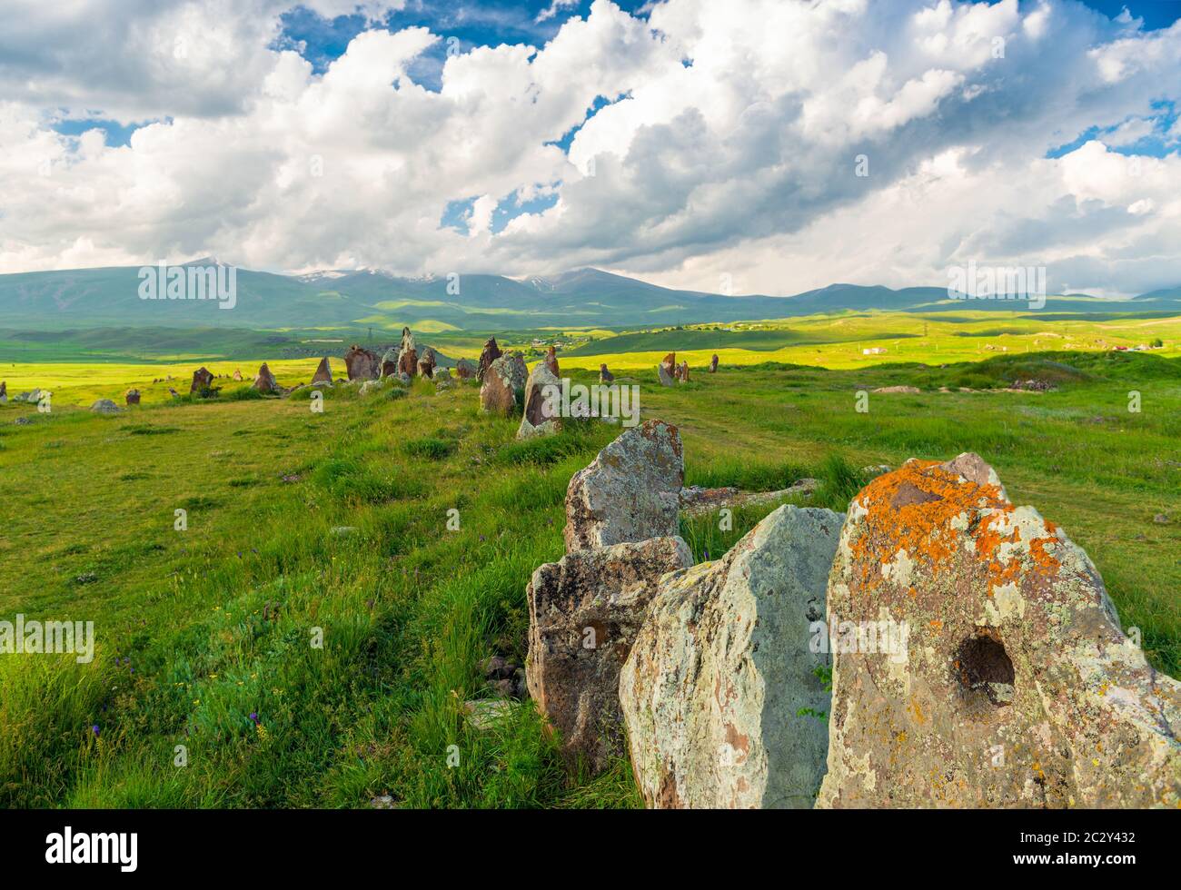Filas de grandes piedras con agujeros en Karahunj en Armenia, Stonehenge armenio - Zorats Karer Foto de stock