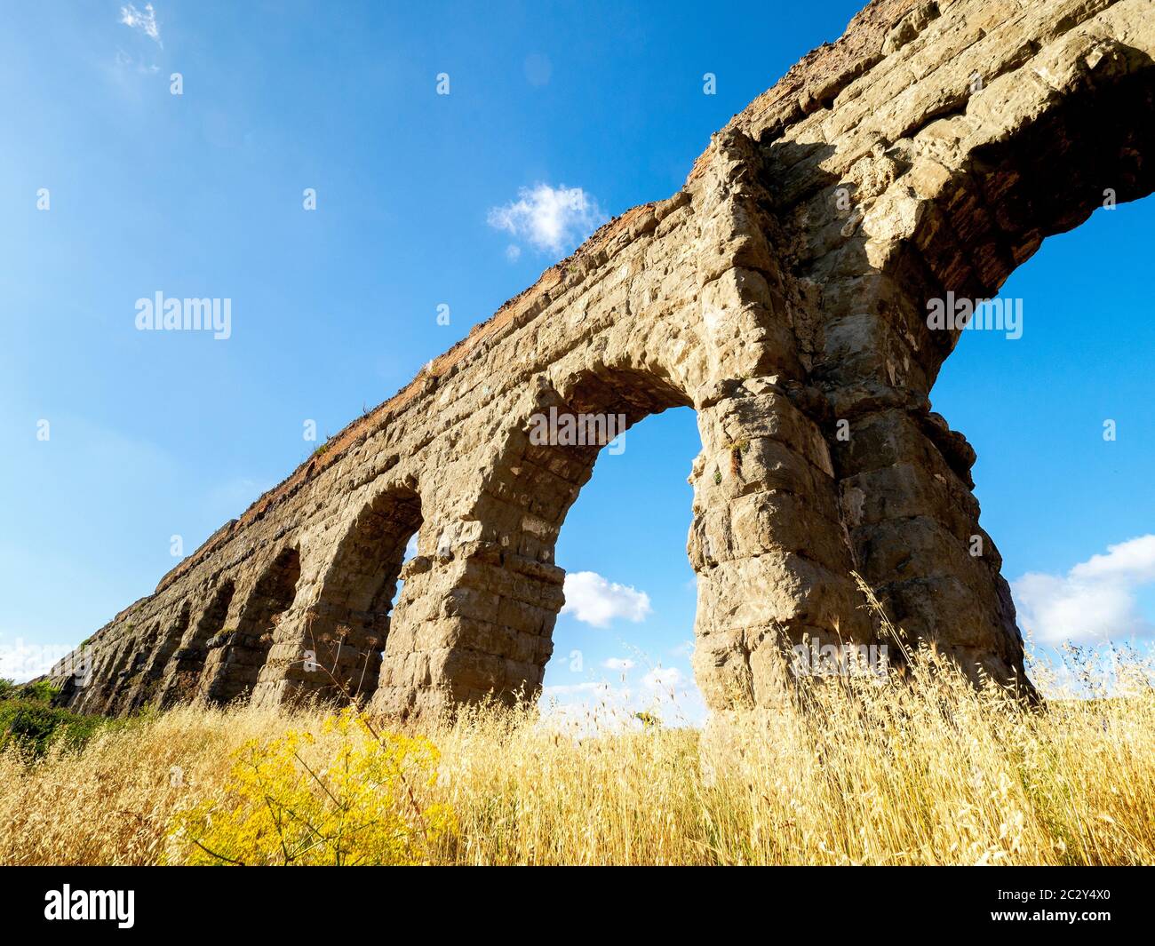 Acquedotto Claudio (Acueducto Claudiano) antiguas ruinas del acueducto romano situado entre Via Tuscolana y Via Appia nuova - Roma, Italia Foto de stock