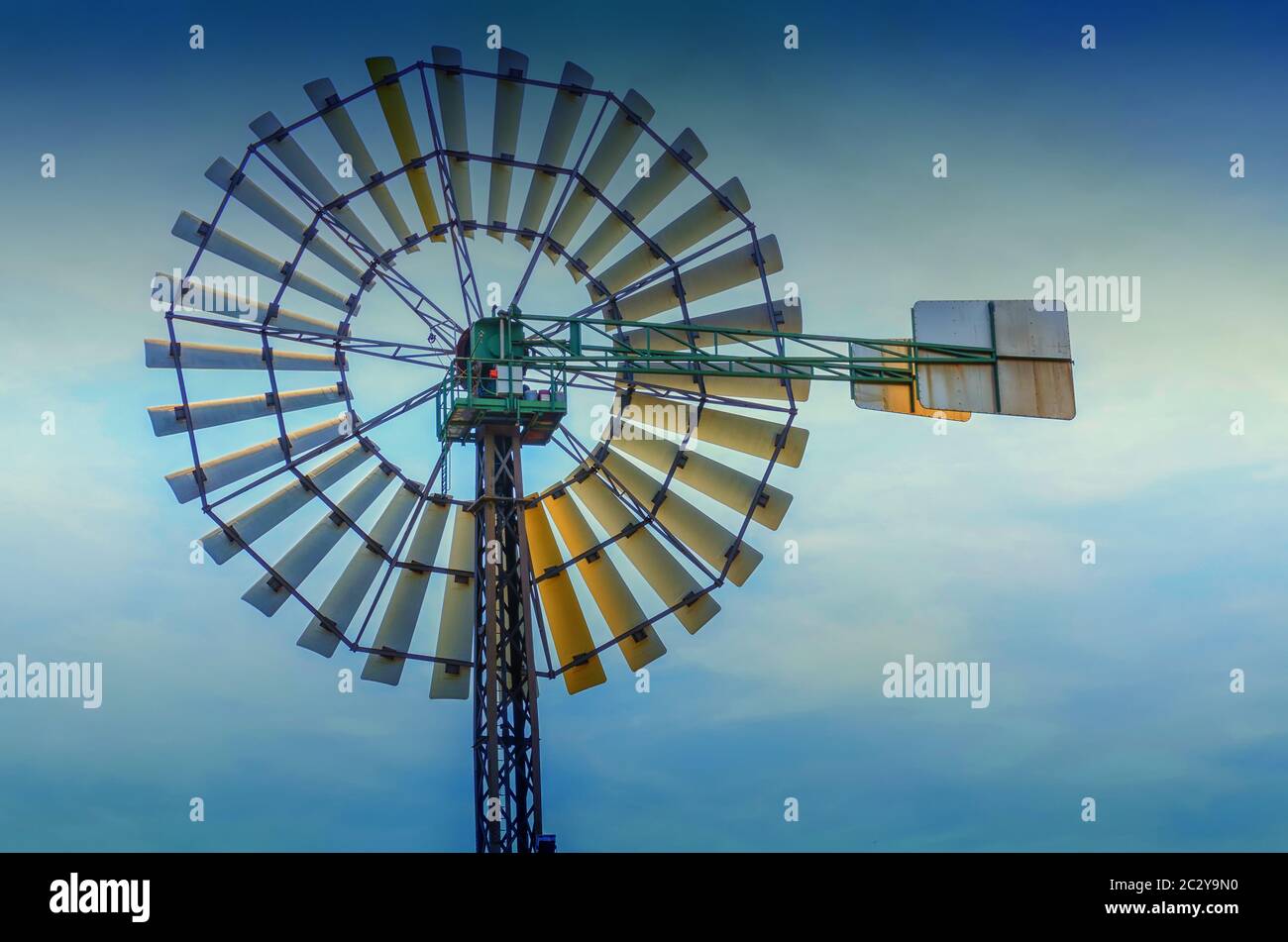 Las turbinas eólicas antiguas en Mallorca para impulsar un sistema de riego. Foto de stock