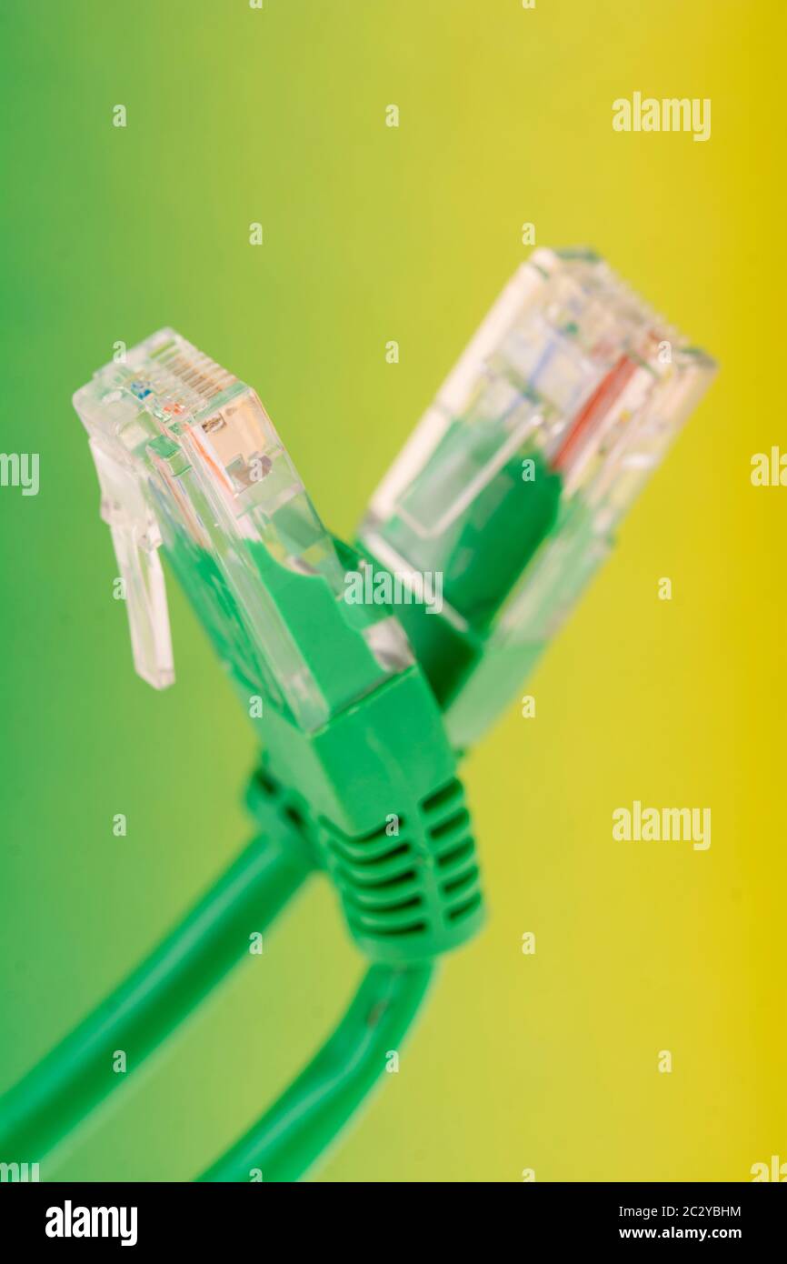 conexión: un cable lan en primer plano Foto de stock