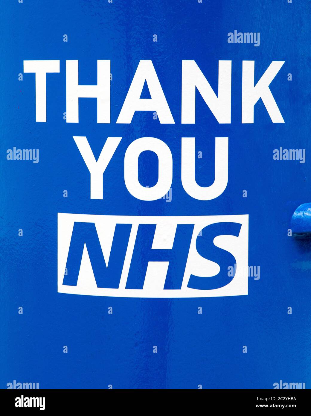 Londres, Reino Unido - 17 de junio de 2020: Un mensaje de agradecimiento de NHS pintado en un Postbox azul fuera del Hospital St. Thomas en Londres, Reino Unido, en apoyo de la frontl de NHS Foto de stock