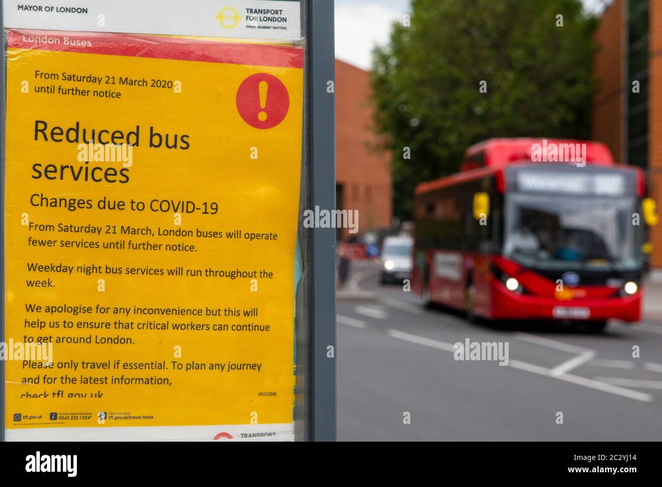 Londres, Reino Unido - 17 de junio de 2020: Un cartel en una parada de autobús en el sur de Londres, Reino Unido, detallando los servicios de autobús reducidos en Londres durante la pandemia del Coronavirus. Foto de stock