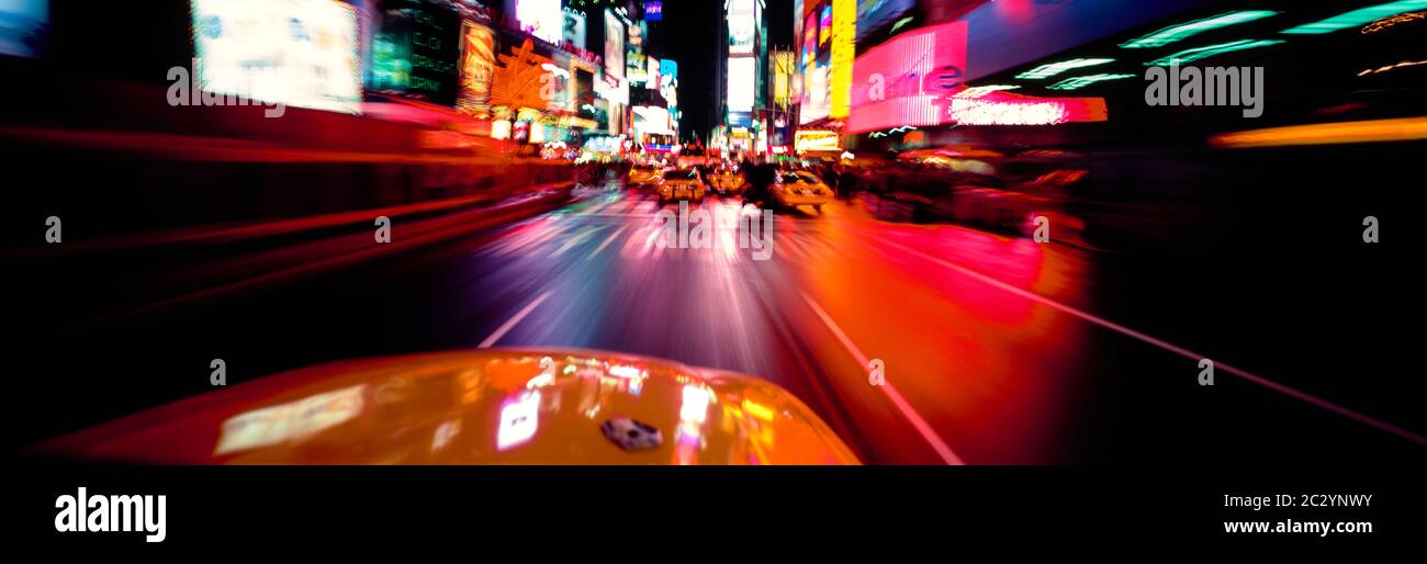 Vista desde vehículo en movimiento, Times Square, Nueva York, EE.UU Foto de stock