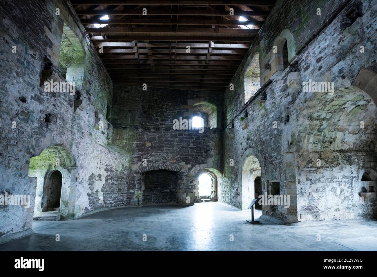 Habitaciones interiores ahora en un estado de ruina, Doune Castle, Stirling, Escocia, Reino Unido, Europa Foto de stock