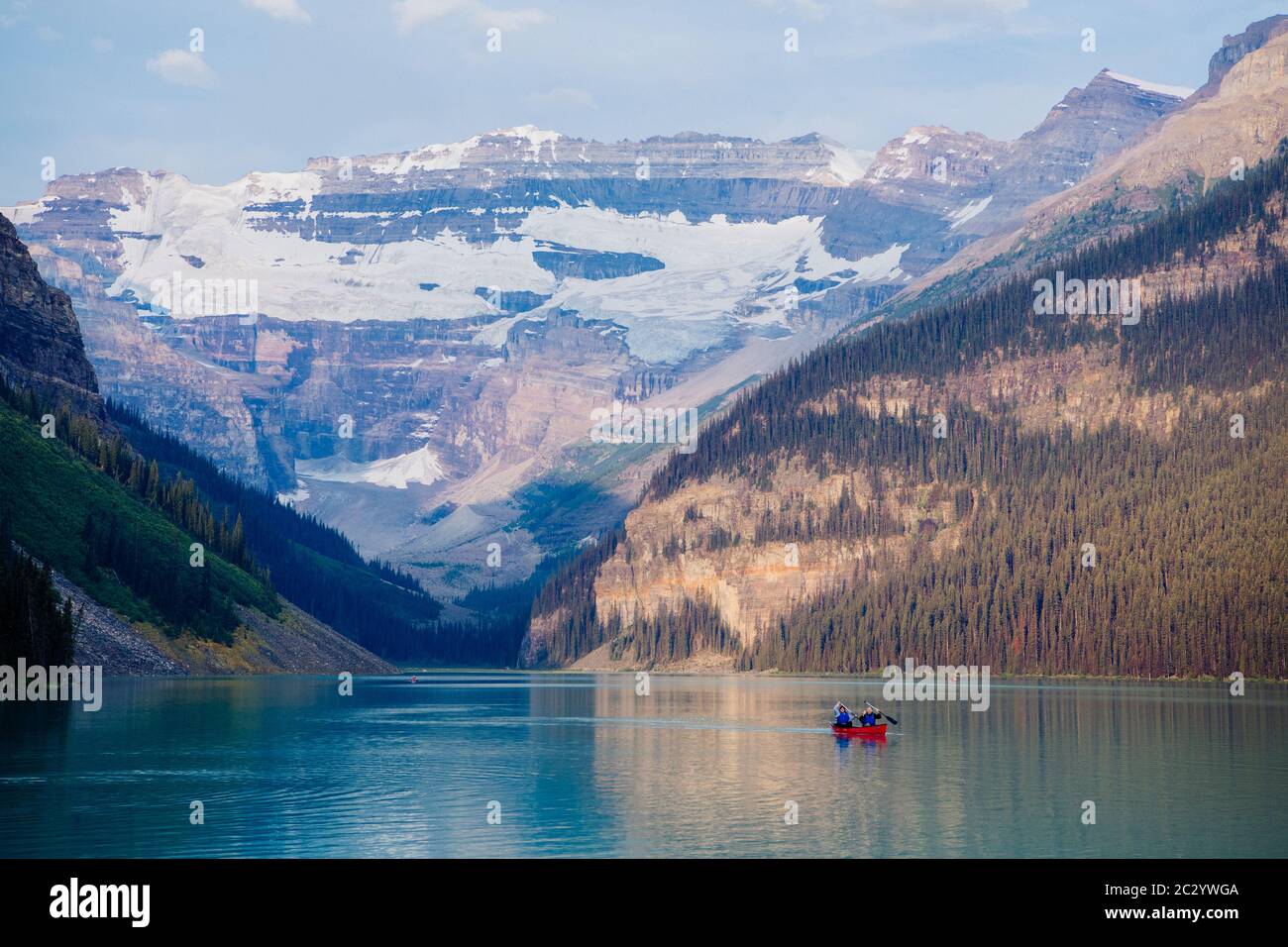 Bote de remos en el tranquilo lago, Banff, Alberta, Canadá Foto de stock