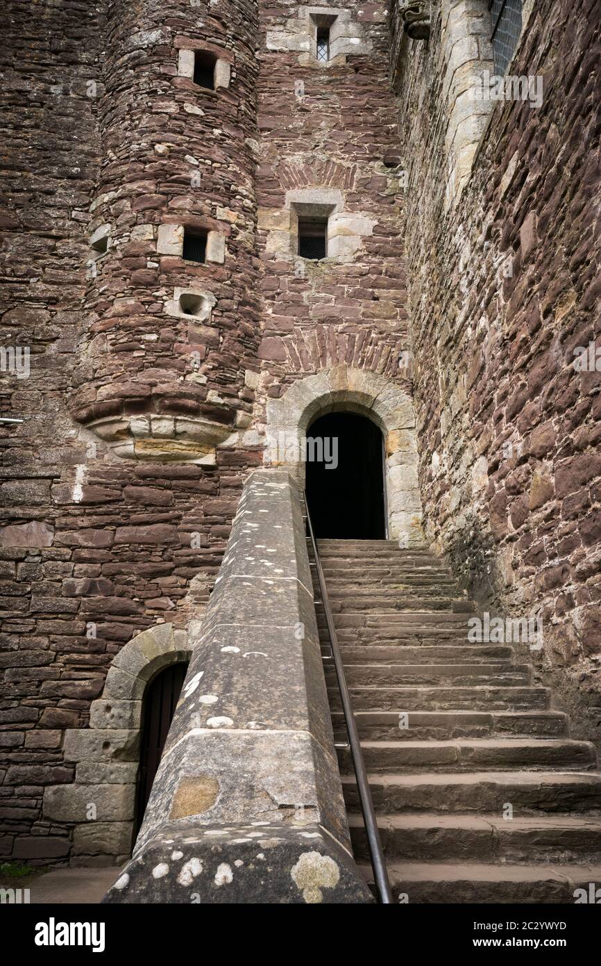 Habitaciones interiores ahora en un estado de ruina, Doune Castle, Stirling, Escocia, Reino Unido, Europa Foto de stock