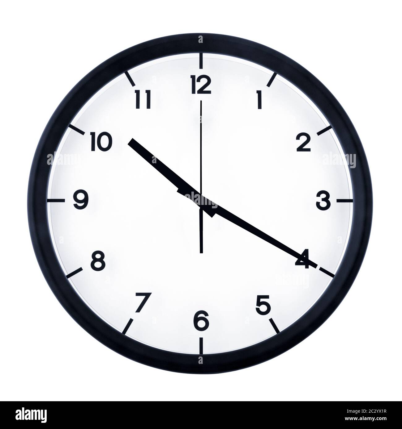 Reloj analógico clásico apuntando a diez y veinte, aislado sobre fondo