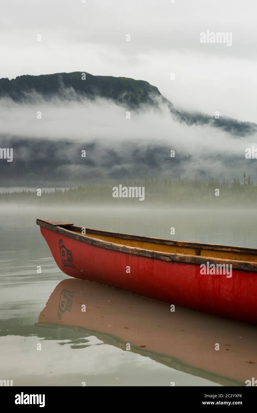 Tranquila escena de naturaleza serena de una mañana niebla y niebla en Mendenhall Lake en la base de Juneau Icefield, Alaska, Estados Unidos Foto de stock