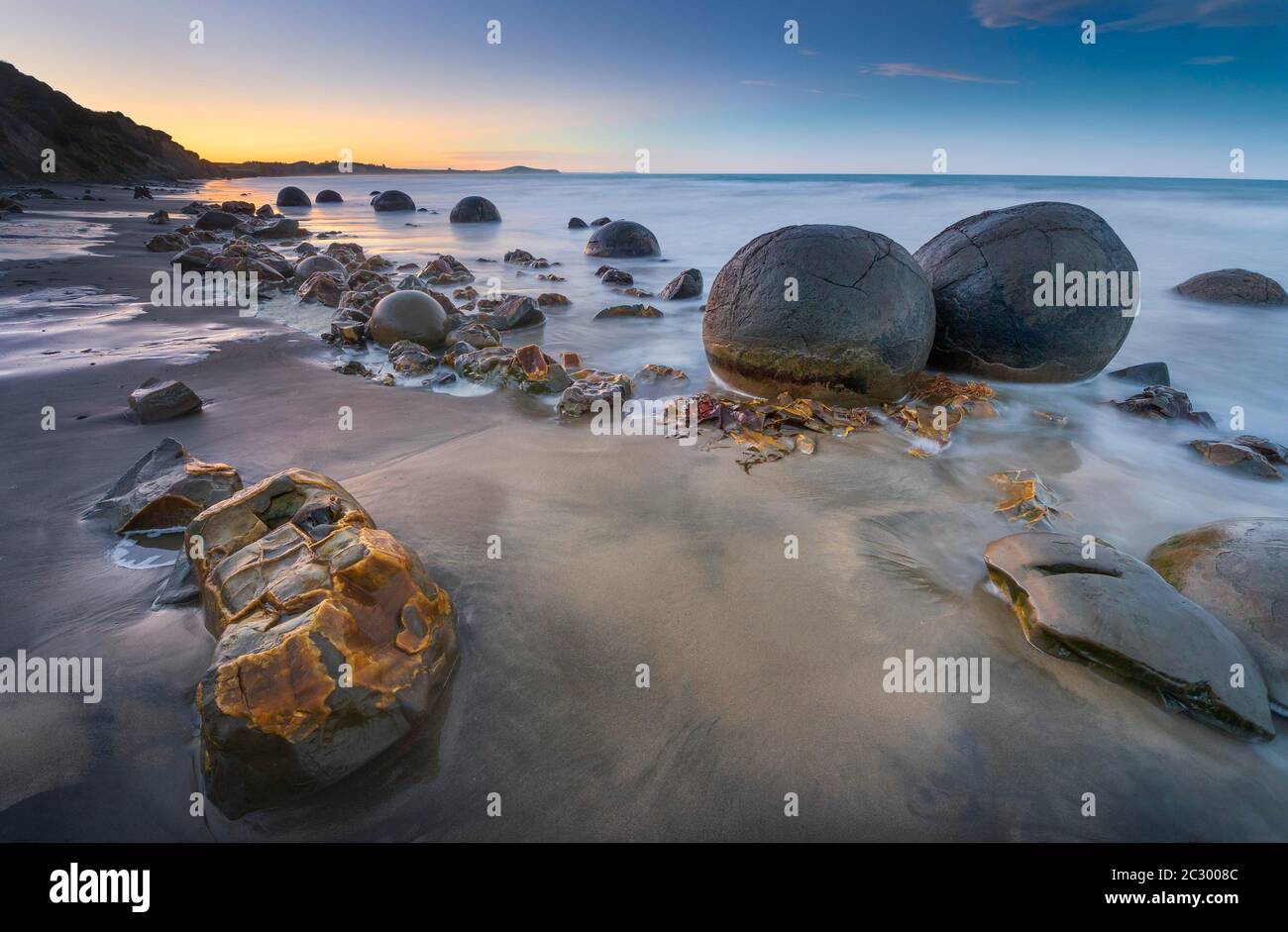 Moeraki bolders, bolas de roca redonda, concreción geológica, Hampden, Otago, Nueva Zelanda Foto de stock