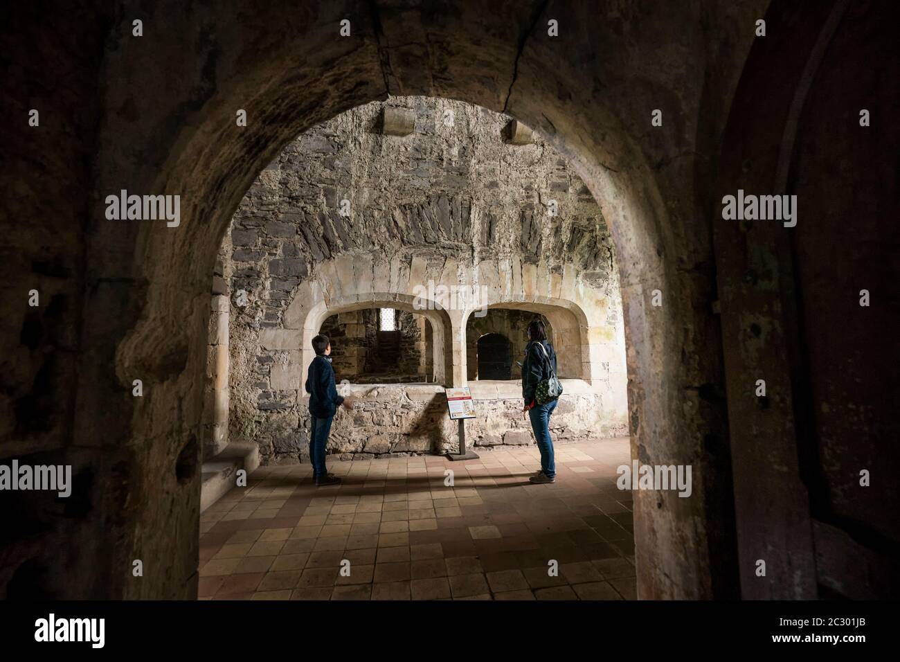 Entrada arqueada a la ruina de la cocina dentro del castillo de Doune, Stirling, Escocia, Reino Unido, Europa Foto de stock