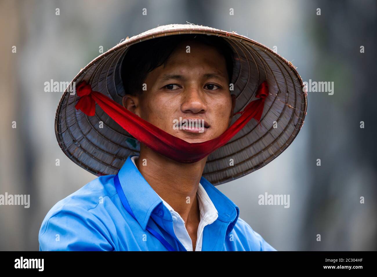 Un hombre vietnamita con un sombrero tradicional de paja Fotografía de  stock - Alamy