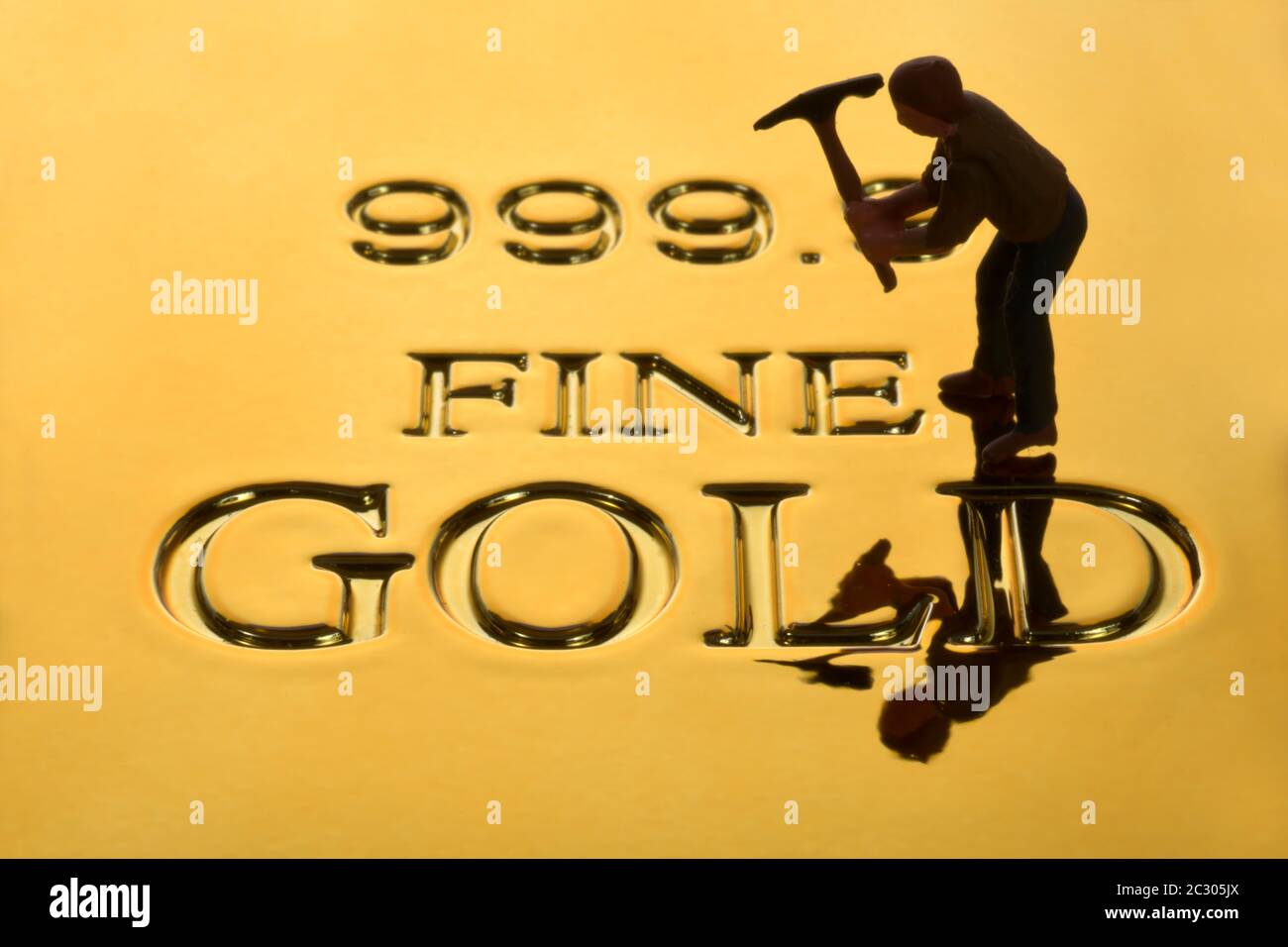 Cuadro simbólico, digger de oro en la barra de oro fina de oro 999, 9 grados de pureza, Alemania Foto de stock
