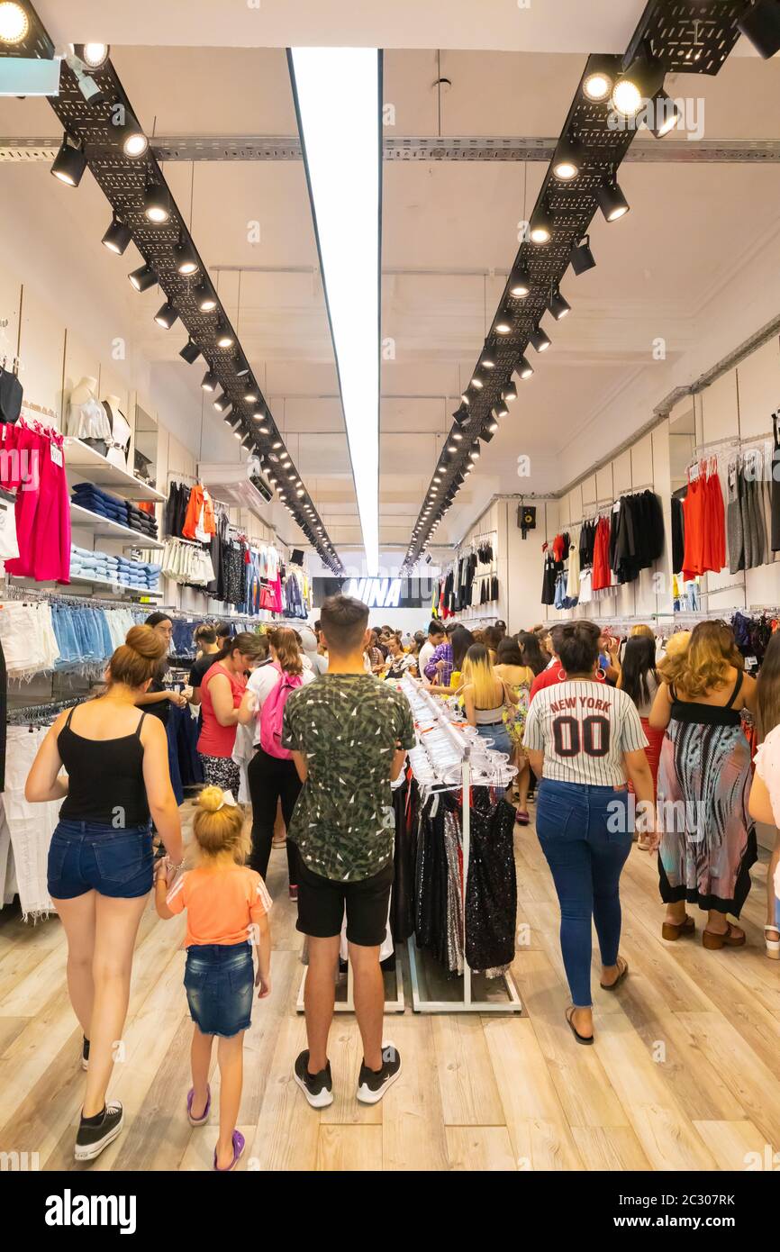 Argentina interior de tienda de ropa un Viernes Negro Fotografía de stock - Alamy