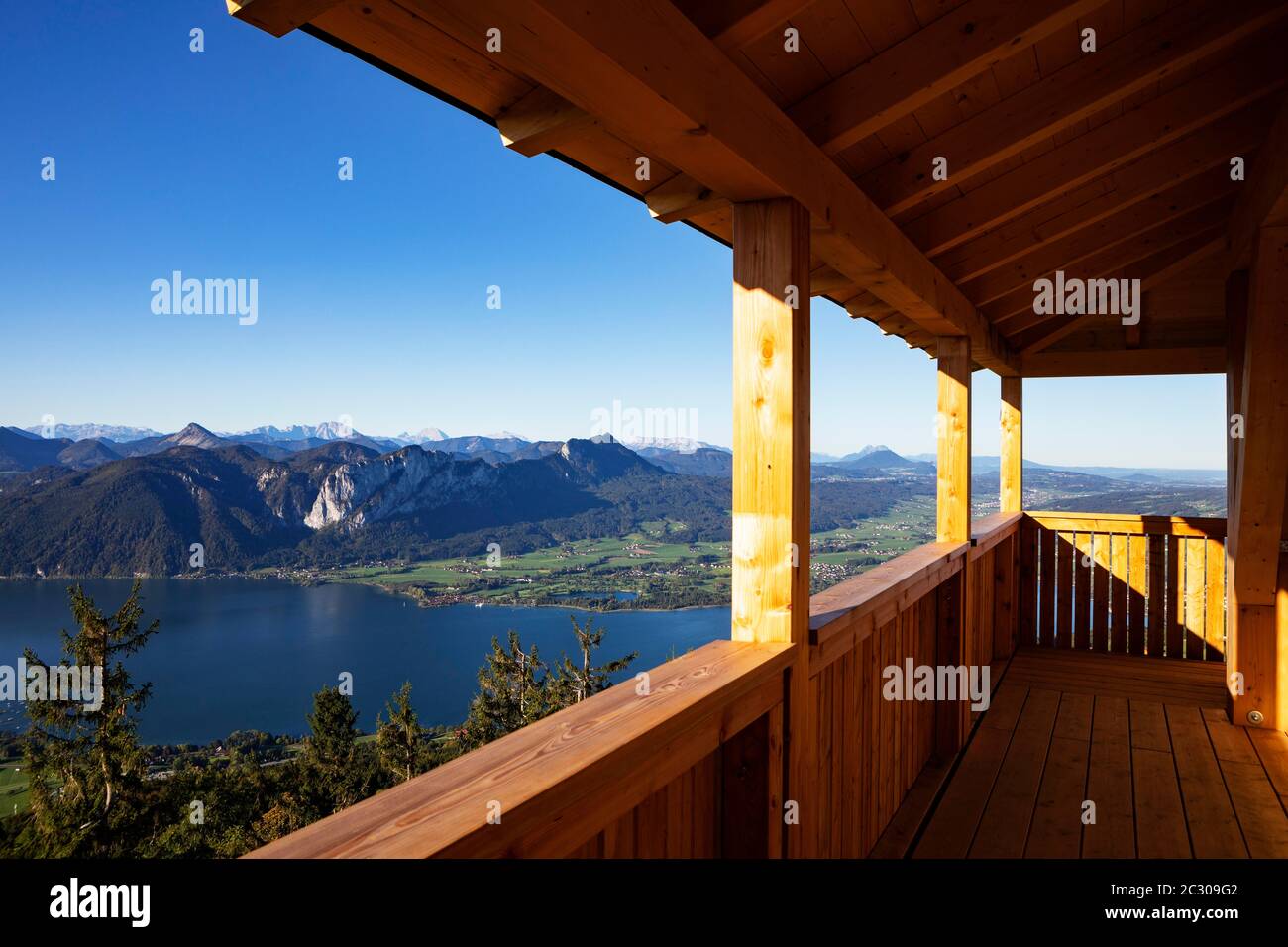 Vista desde la torre de observación Kulmspitze en Mondseeland, Mondsee, Salzkammergut, Alta Austria, Austria Foto de stock